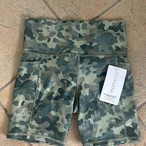 Athleta salutation stash pocket camo 7” short NWT